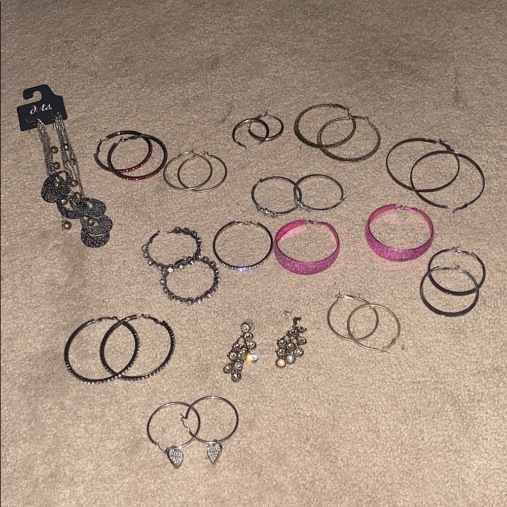 Set of 16 earrings. Variety